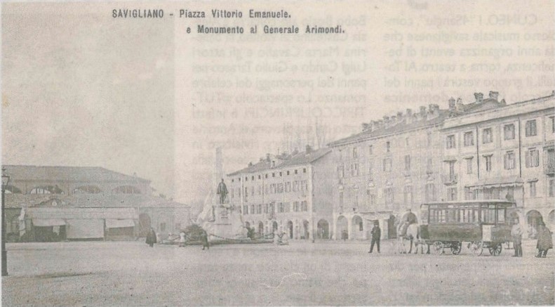 L'omnibus e i baracconi dei divertimenti in piazza del Popolo a Savigliano