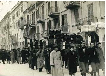 Corteo con i nuovi stendardi fascisti "i labari" delle associazioni saviglianesi, Savigliano 1940