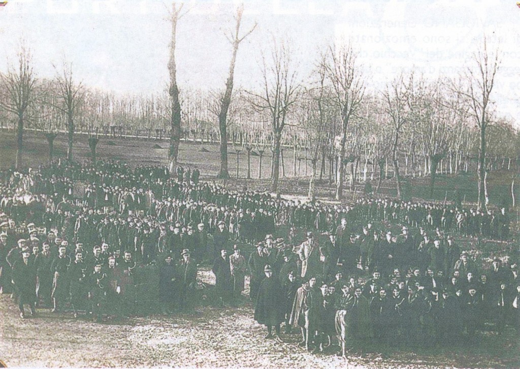 Scolaresche riunite nell'attuale parco Graneris per la Festa degli alberi. 1931.